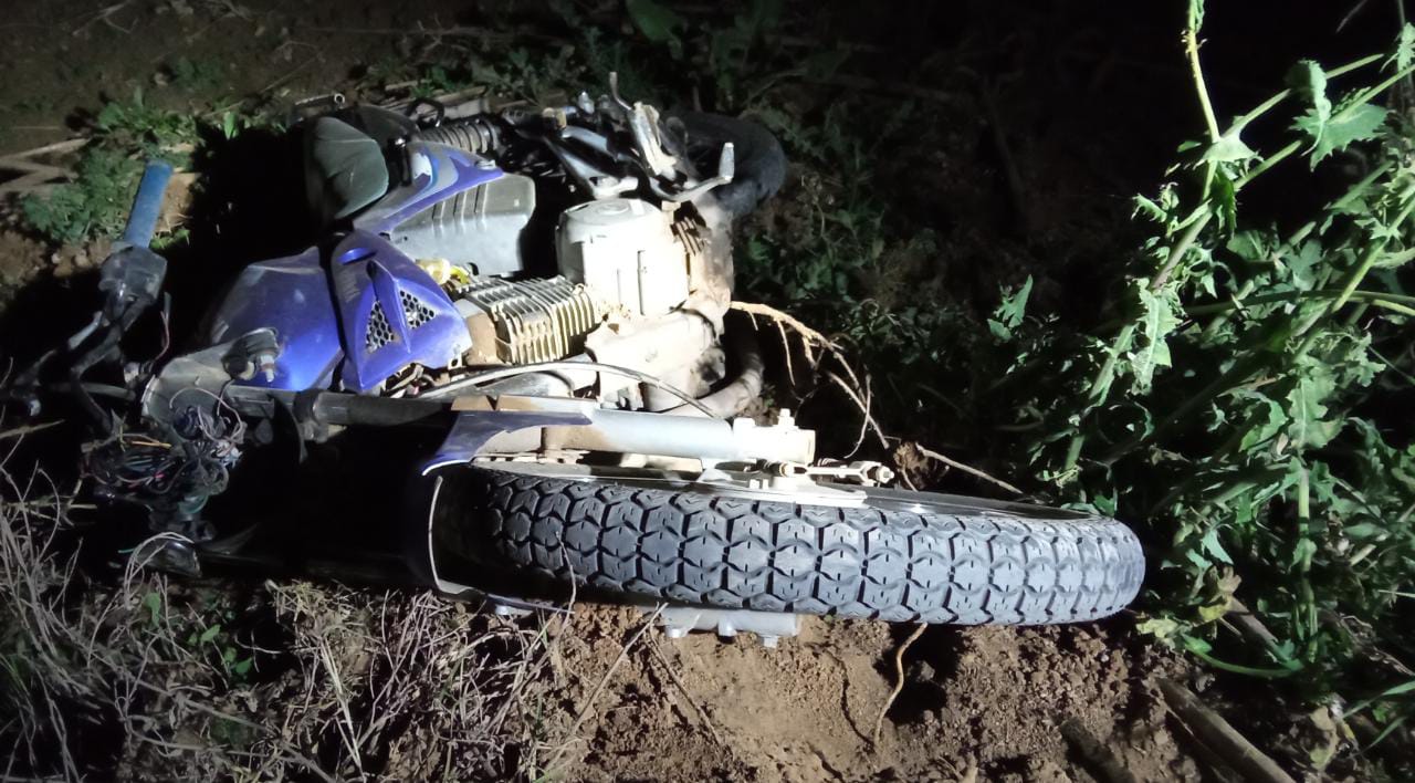 Grave accidente en zona rural: motociclista debió ser rescatado de un zanjón
